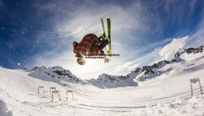 欧陆娱乐-生日夜乐极生悲 狼堡前锋20秒闪电造乌龙 甩手庆祝竟致手臂脱臼